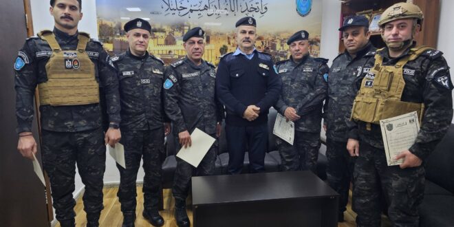 مدير شرطة محافظة الخليل العميد ناصر أبو حناني يكرم فريق هندسة المتفجرات