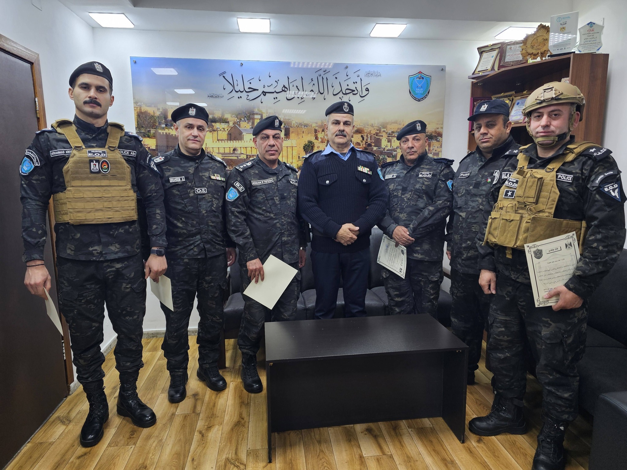 مدير شرطة محافظة الخليل العميد ناصر أبو حناني يكرم فريق هندسة المتفجرات