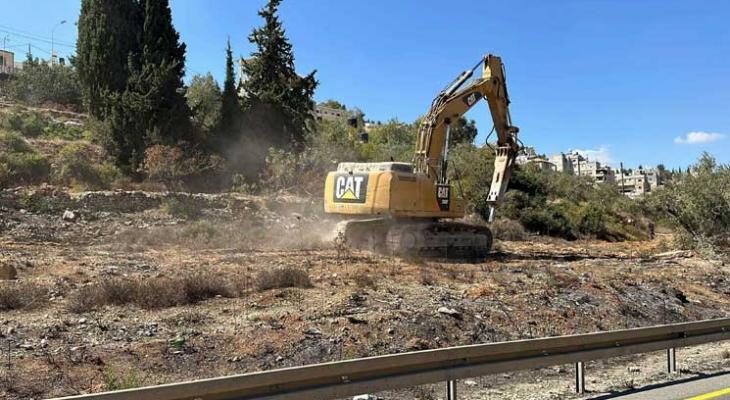 الاحتلال يجرف أراضي المواطنين ويقتلع أشجار زيتون في دير استيا