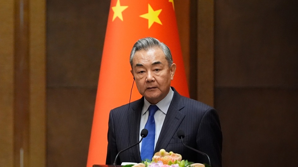 وزير الخارجية الصيني: يجب إدانة الهجمات على المدنيين والأهداف غير العسكرية