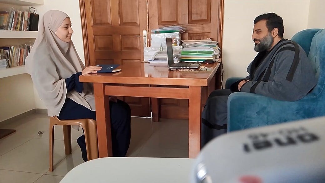 لقاء وحوار بين المفكر الإسلامي محمد نبيل كبها والطالبة رنيم حول أهمية القراءة