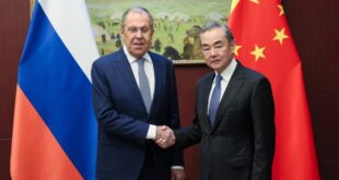 وزير الخارجية الصيني يجري محادثات هاتفية مع نظيره الروسي