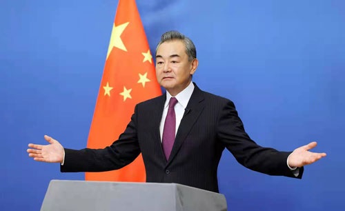 وزير الخارجية الصيني يدعو إلى إنهاء العمليات العسكرية في الشرق الأوسط