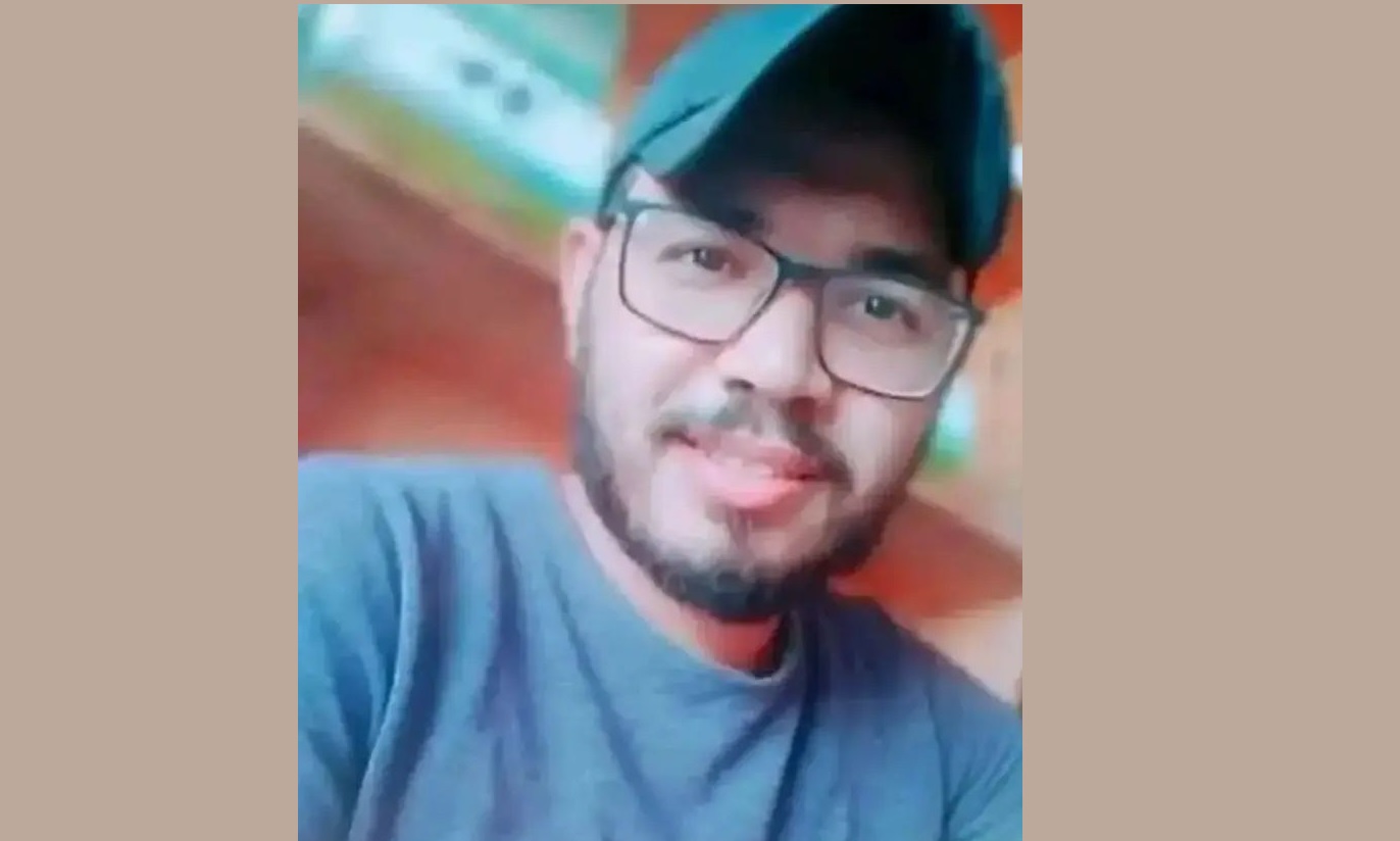 تحمل في حقيبتها