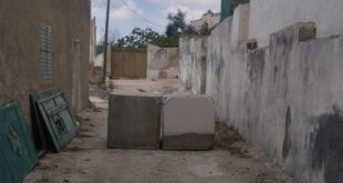 الاحتلال يضع مكعبات إسمنتية عند مداخل منازل المواطنين في دير بلوط