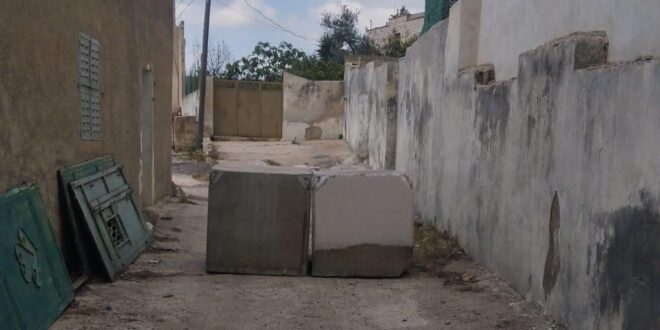 الاحتلال يضع مكعبات إسمنتية عند مداخل منازل المواطنين في دير بلوط
