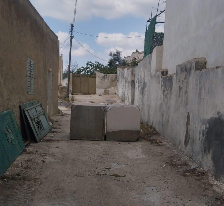 الاحتلال يضع مكعبات إسمنتية عند مداخل منازل المواطنين في دير بلوط
