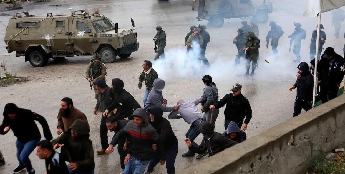 قوات الاحتلال تطلق قنابل الغاز السام خلال اقتحامها بلدة الرام