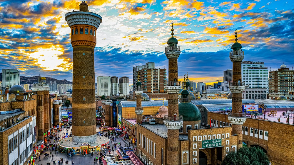 بازار شينجيانغ.. نافذة على الحضارة وملتقى الثقافات