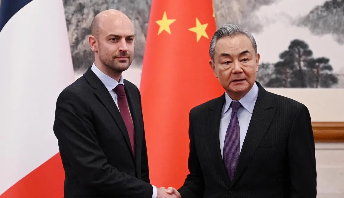 وزير خارجية الصين يحث على بذل جهود مشتركة مع فرنسا لخفض حدة التوترات في الشرق الأوسط