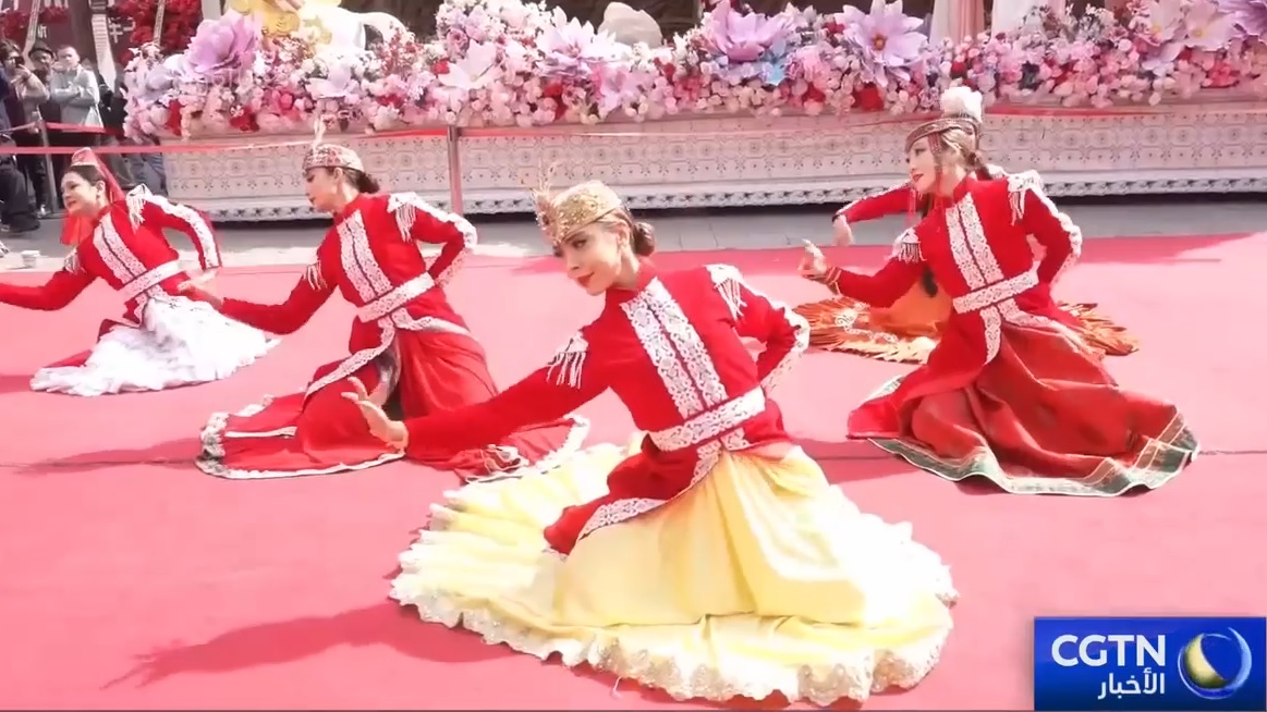 أبناء مختلف القوميات في شينجيانغ يحتفلون بعيد الفطر