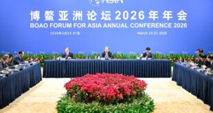 كبير المشرعين الصينيين يجري مناقشات مع ممثلي رواد أعمال صينيين وأجانب مشاركين في منتدى بوآو الآسيوي