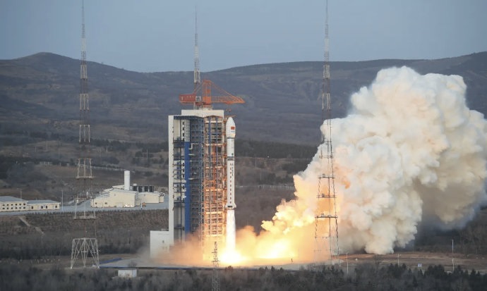 الصين تنجح في إطلاق قمر اصطناعي تجريبي جديد إلى الفضاء