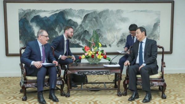 مبعوث الصين الخاص لشؤون الشرق الأوسط يلتقي السفير الروسي لدى الصين بشأن الوضع الراهن في الشرق الأوسط