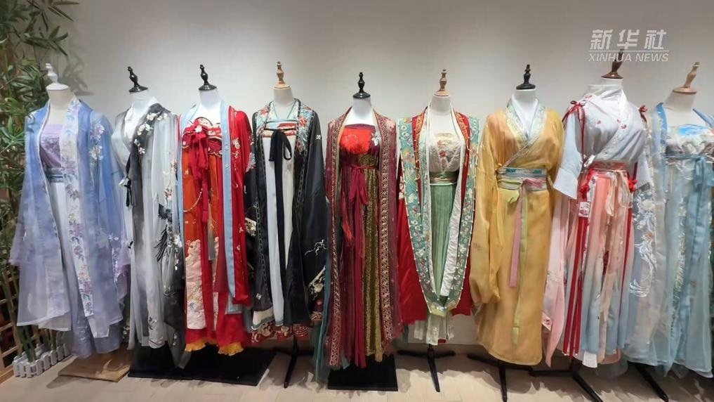 ازدهار أزياء "هانفو" يدفع عجلة التنمية التجارية في محافظة بشرقي الصين