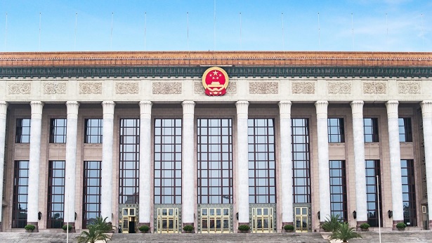 المشرعون الصينيون يعتمدون قرارا بشأن تقرير عمل نيابة الشعب العليا