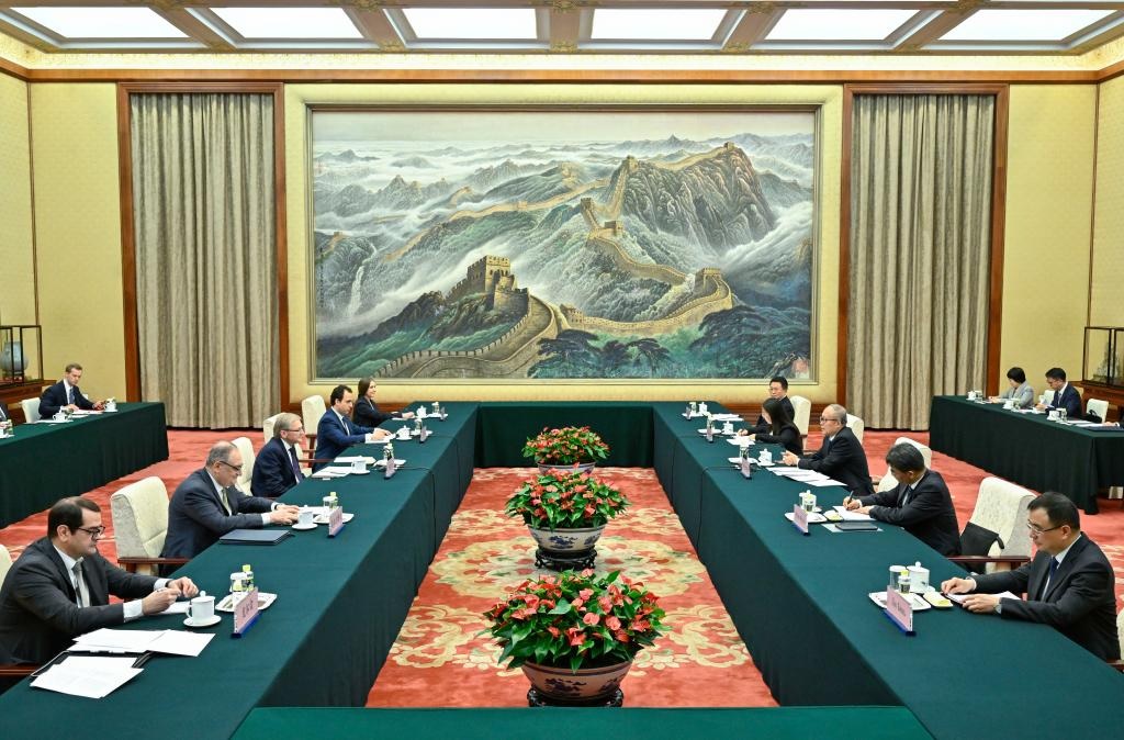 مشرع صيني بارز يحث على تعزيز التبادلات الشعبية مع روسيا