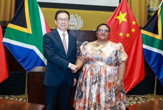 نائب الرئيس الصيني يلتقي رئيسة الجمعية الوطنية لجنوب إفريقيا لمناقشة العلاقات الثنائية