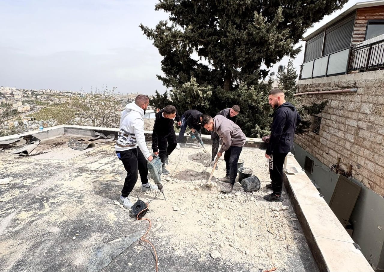 الاحتلال يجبر مقدسيا على هدم جزء من منزله ذاتيا في بلدة صور باهر