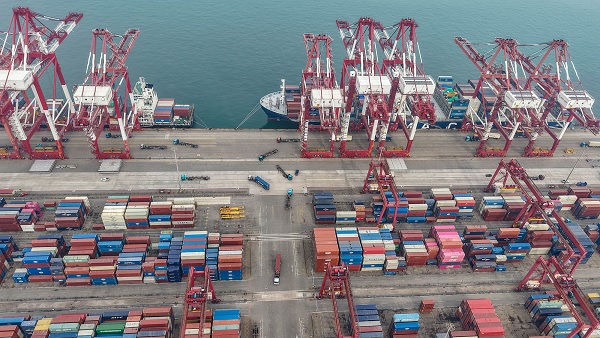 شفا - انتعشت المؤشرات الرئيسية للاقتصاد بشكل كبير هذا العام في الصين. حيث أظهرت بيانات المصلحة الوطنية الصينية للإحصاء أنه في الشهرين الأولين ارتفعت القيمة المضافة الصناعية في البلاد، وهو مؤشر اقتصادي مهم، بنسبة 6.3 بالمئة على أساس سنوي. وزاد حجم التجارة الخارجية بنسبة 18.3 بالمئة، بينما ارتفعت مبيعات التجزئة للسلع الاستهلاكية بنسبة 2.8 بالمئة. كما بلغ معدل البطالة الحضرية 5.3 بالمئة. وقالت الصين إنه تم بذل الجهود لتنفيذ سياسات كبرى اقتصادية أكثر نشاطا وفعالية لتوسيع الطلب المحلي في الداخل بشكل مستمر.