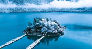 بحيرة باكسو في شيتسانغ الصينية تتلألأ بالثلوج والضباب