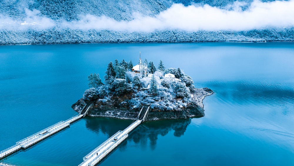 بحيرة باكسو في شيتسانغ الصينية تتلألأ بالثلوج والضباب