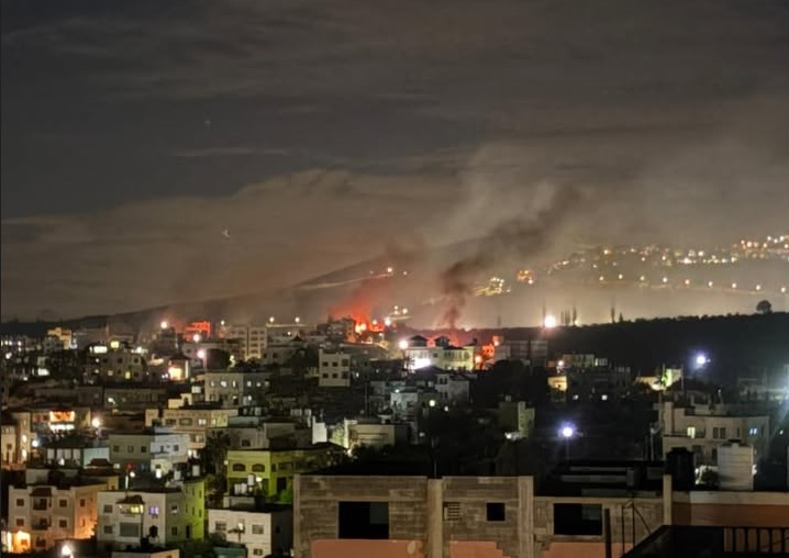 اصابتان واحراق منازل ومركبات بهجوم للمستعمرين على دير الحطب شرق نابلس