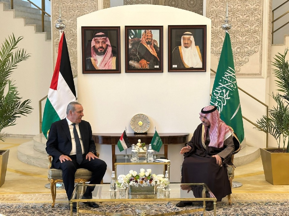 وفد فلسطيني برئاسة نائب الرئيس حسين الشيخ يلتقي وزير الخارجية السعودي الأمير فيصل بن فرحان