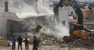 الاحتلال يخطر بإخلاء وهدم 7 منازل في قلنديا شمال القدس