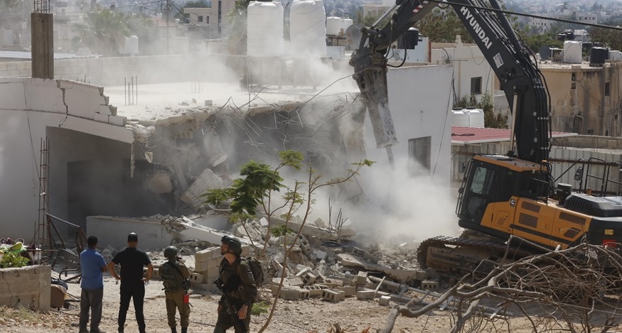الاحتلال يخطر بإخلاء وهدم 7 منازل في قلنديا شمال القدس