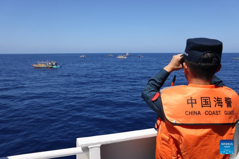 خفر السواحل الصيني يطرد سفنا فلبينية اقتحمت بشكل غير قانوني المياه الإقليمية في هوانغيان داو