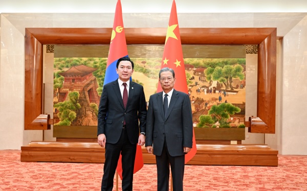 كبير المشرعين الصينيين يلتقي وفداً من حزب الشعب المنغولي
