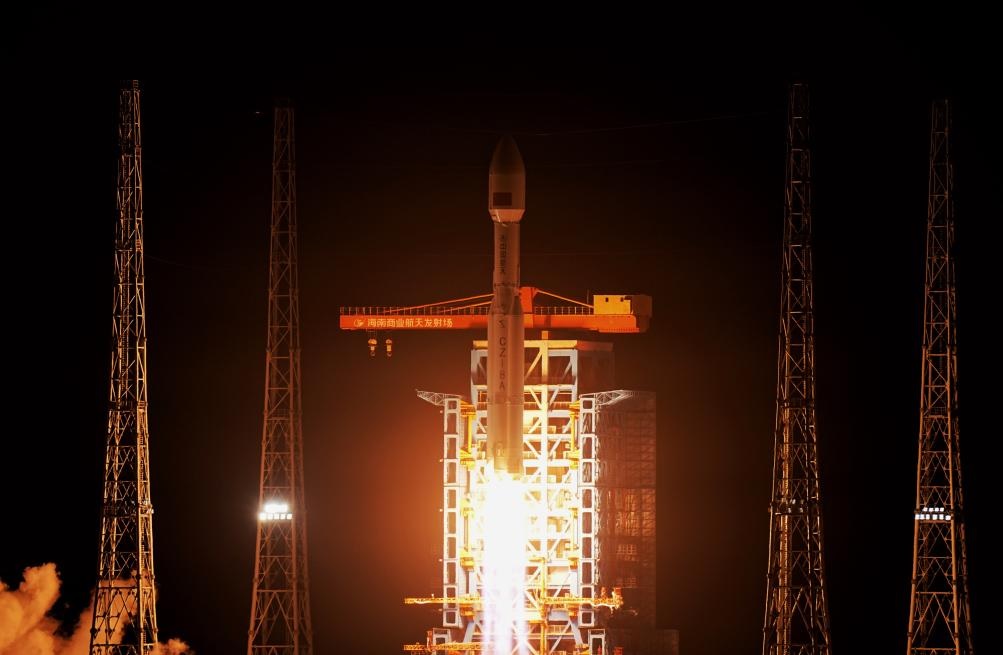 الصين تطلق مجموعة جديدة من الأقمار الاصطناعية للإنترنت على متن الصاروخ الحامل "لونغ مارش-8 أيه"