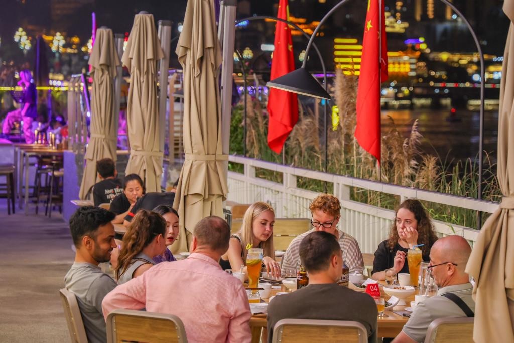 الصين تكشف عن إجراءات لتعزيز الاستهلاك من قبل السياح الأجانب
