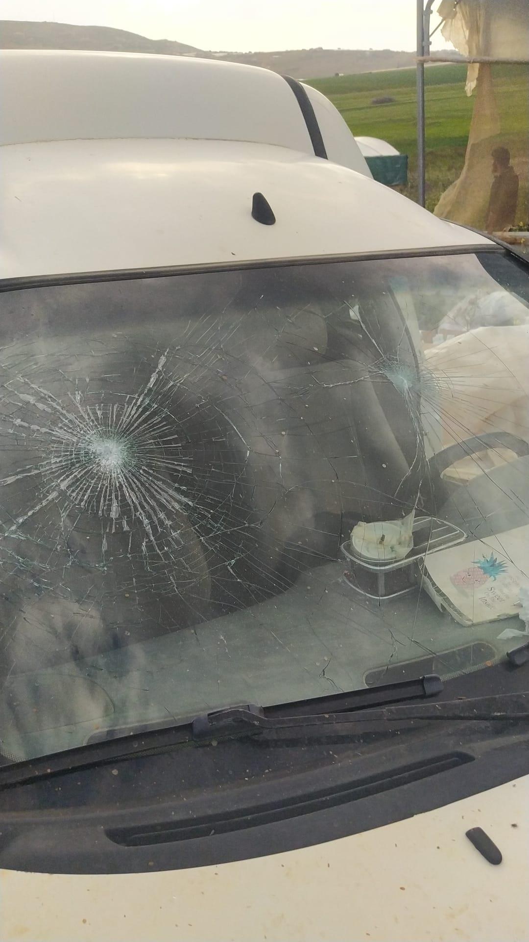 مستعمرون يعتدون على مركبة مواطن في الأغوار الشمالية