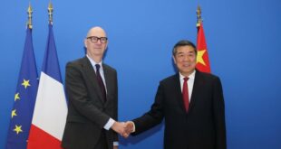 خه لي فنغ، نائب رئيس مجلس الدولة الصيني، ووزير المالية الفرنسي رولان ليسكور