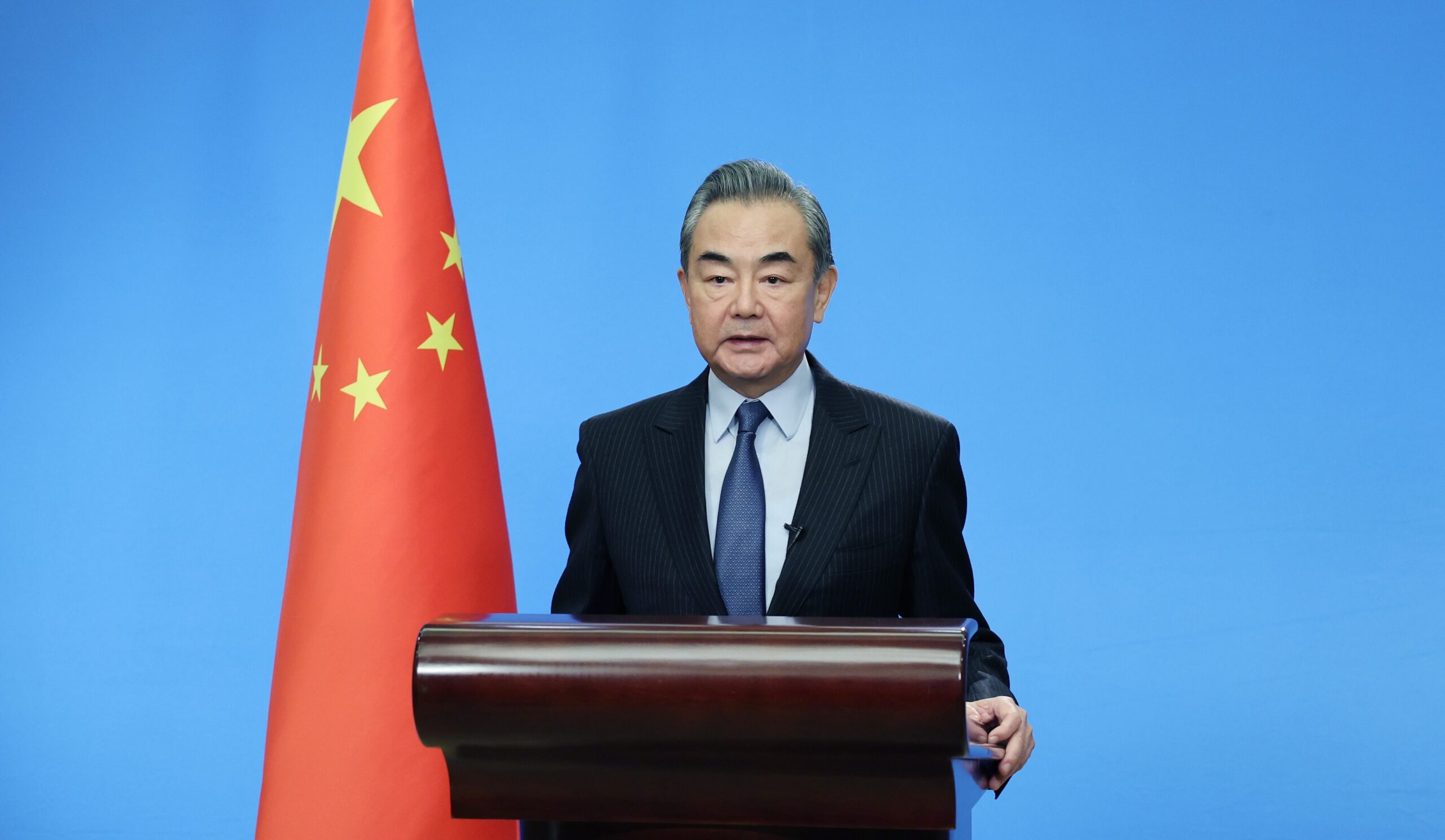 وزير الخارجية الصيني يقول إن وقف العمليات العسكرية الأمريكية-الإسرائيلية أساسي لمنع التصعيد