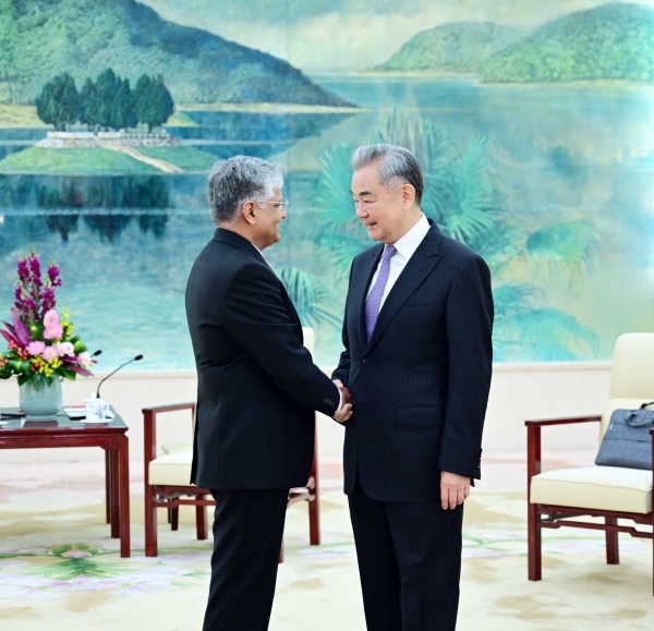 وزير الخارجية الصيني يلتقي السفير الهندي المنتهية ولايته لدى الصين