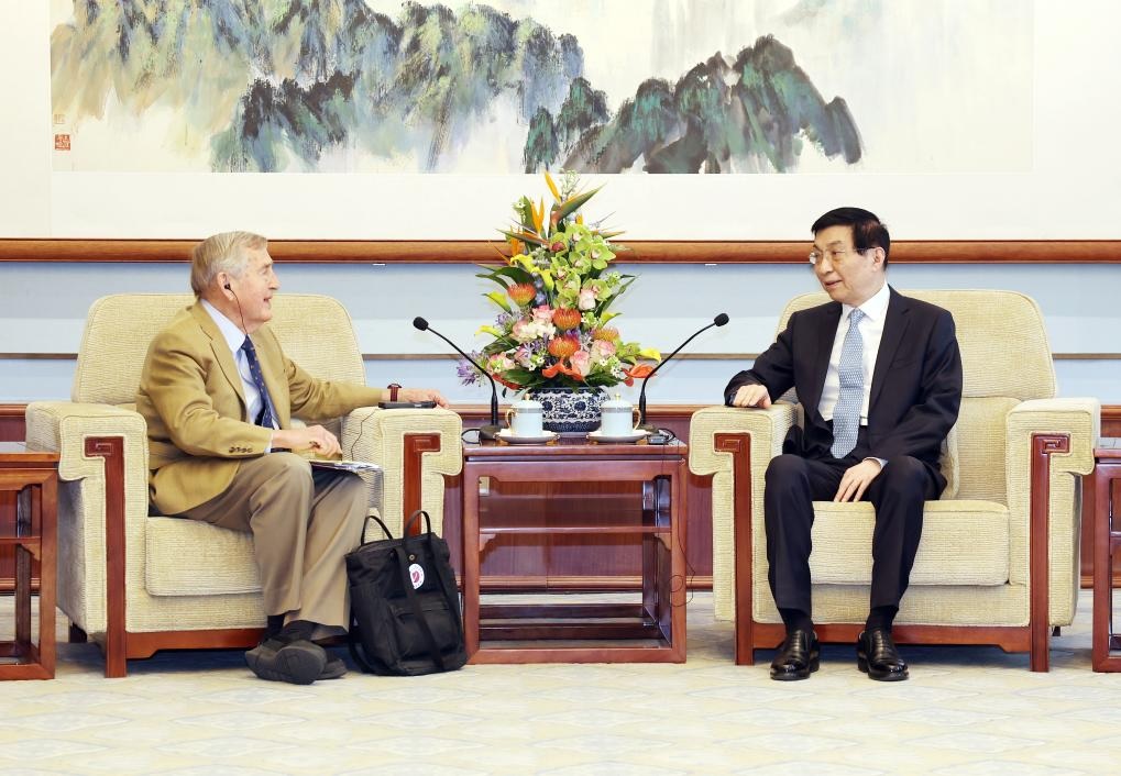 كبير المستشارين السياسيين الصينيين يلتقي أستاذ جامعة هارفارد غراهام أليسون