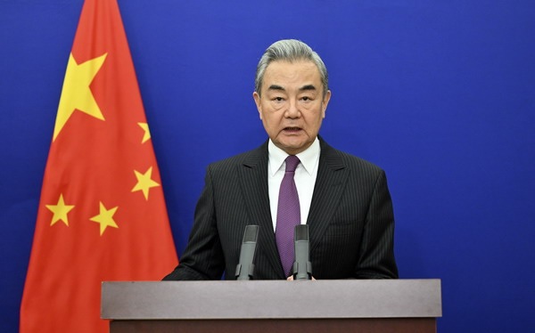 وزير الخارجية الصيني: الصين تعارض بشدة وتدين بقوة الهجوم وقتل المرشد الأعلى الإيراني