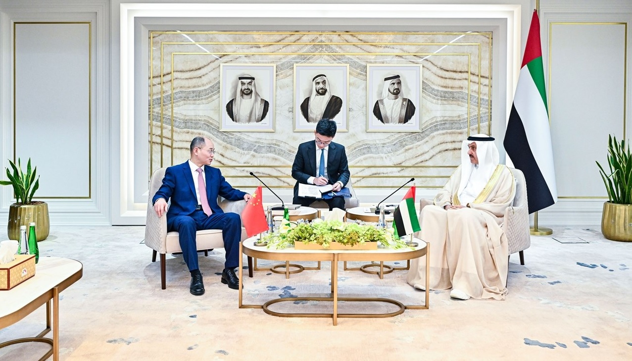 رئيس المجلس الوطني الاتحادي في الإمارات صقر غباش يستقبل السفير الصيني تسنغ جيشين