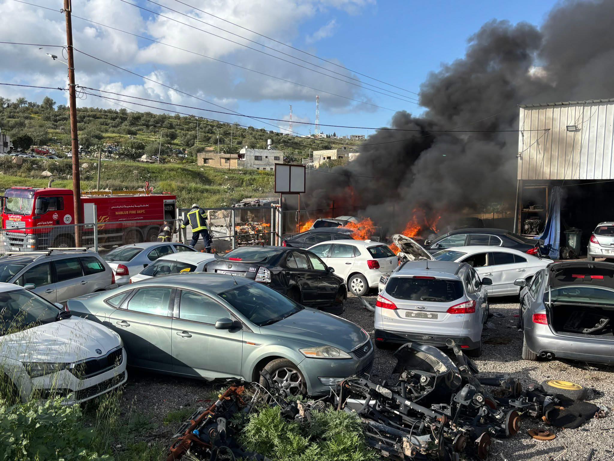 سلسلة هجمات للمستعمرين شمال غرب نابلس: إحراق مشطب ومركبات في دير شرف وخيمة في المسعودية