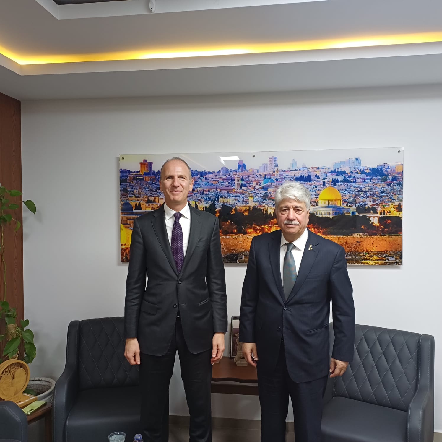 د. مجدلاني : يلتقي ممثل كندا ويحذر من إرهاب ميليشيات المستوطنين