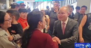 السفير الصيني الجديد لدى الإمارات يودع المواطنين العائدين إلى الوطن