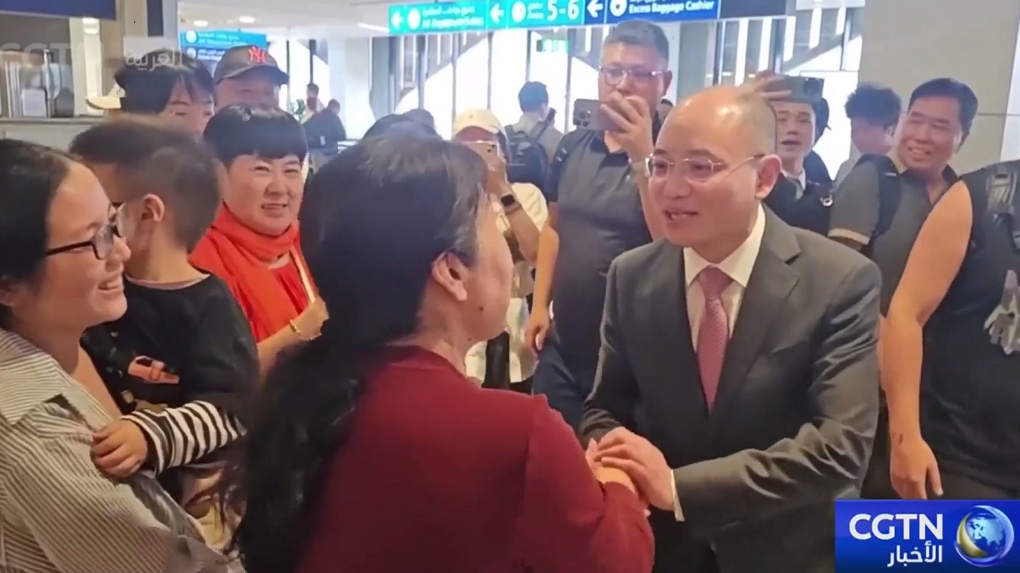 السفير الصيني الجديد لدى الإمارات يودع المواطنين العائدين إلى الوطن