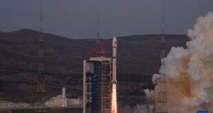 الصين تطلق قمرين اصطناعيين