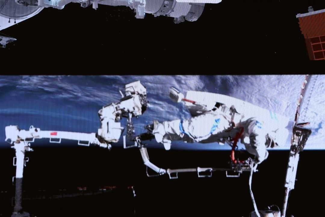 طاقم "شنتشو-21" يكمل السلسلة الثانية من الأنشطة خارج المركبة