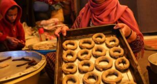 الكعك والمعمول في غزة .. طقوس العيد التي لا تغيب رغم الألم