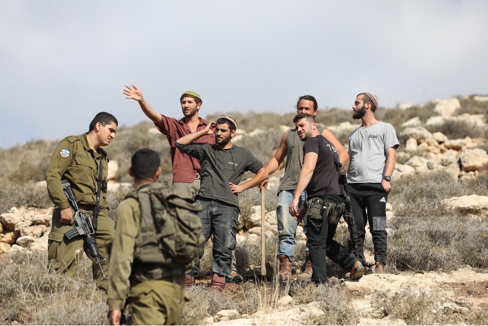 مستوطنون يحرقون بركسا لتربية الدواجن في الرشايدة شرق بيت لحم