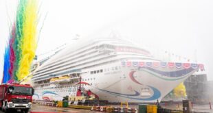 تعويم ثاني سفينة سياحية صينية كبيرة محلية الصنع في شانغهاي